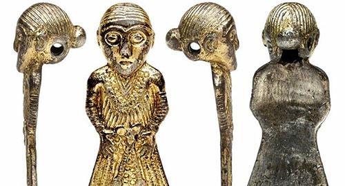Figuren fra Revninge sølvvedhæng - to størrelser