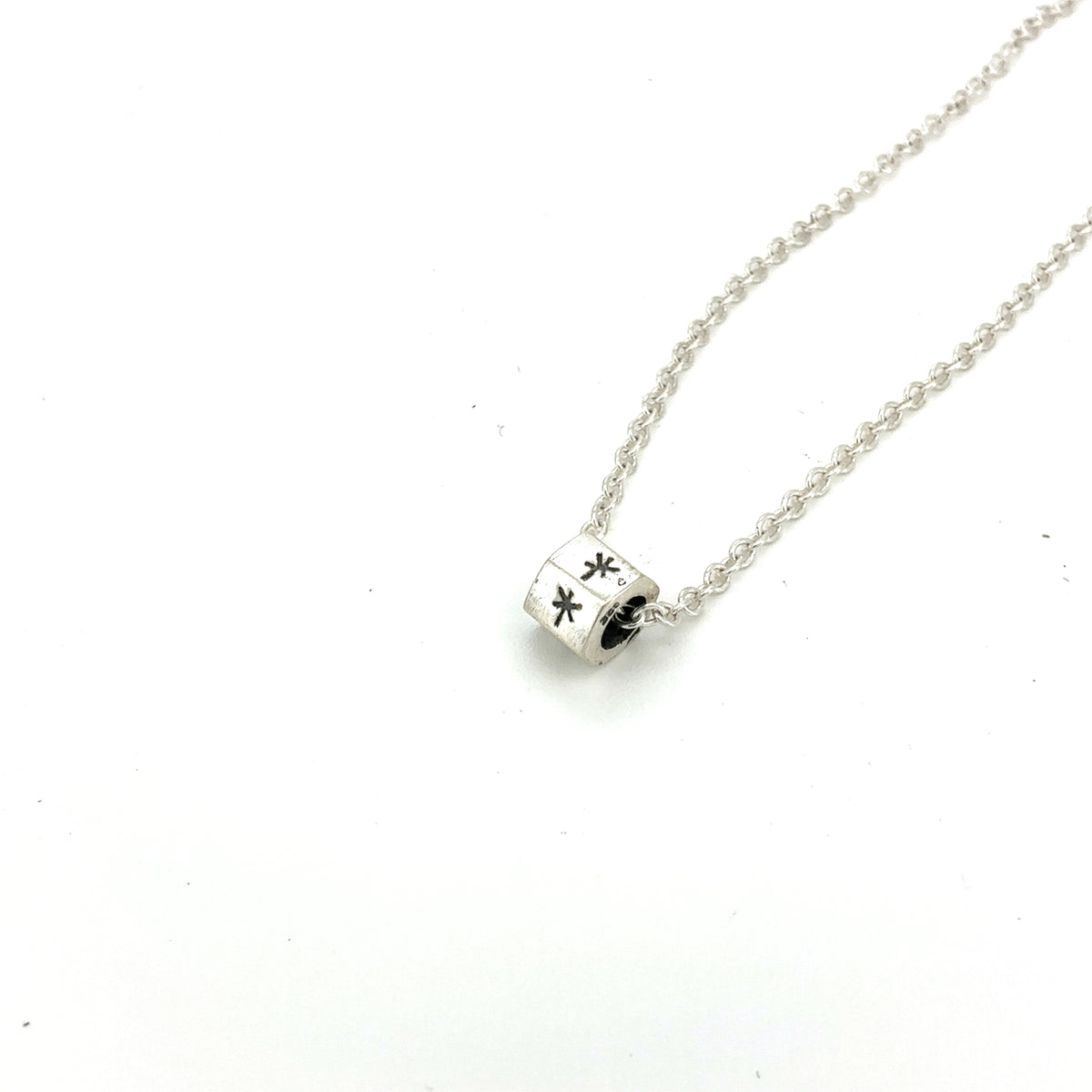 Charm med rune - til halskæde/armbånd