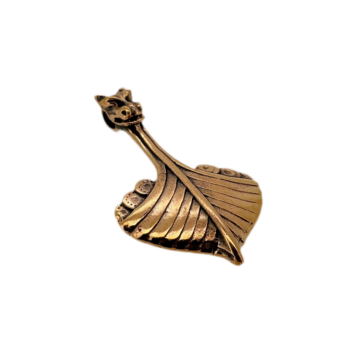 bronze vedhæng som et vikingeskib. 