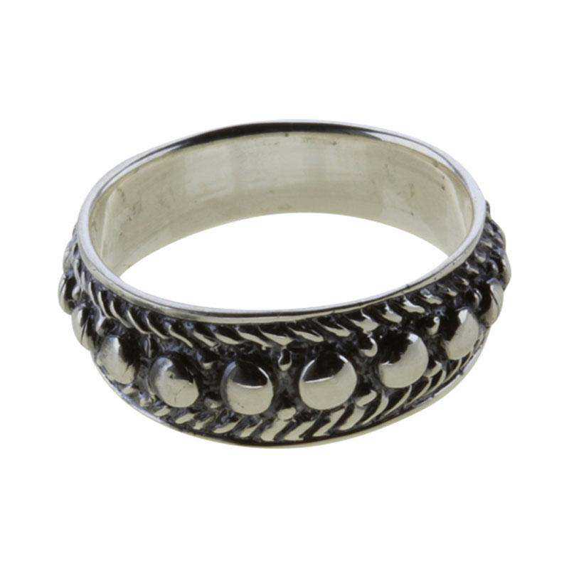 Ring med kugle-detalje