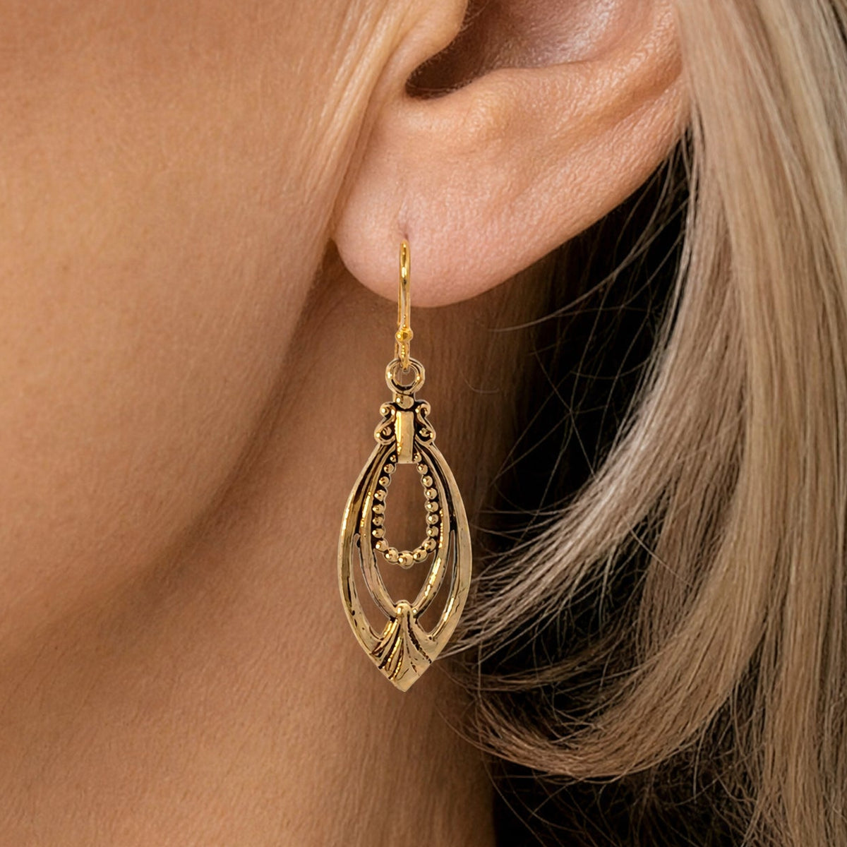 Elegante øreringe med ornamentik i sølv eller bronze